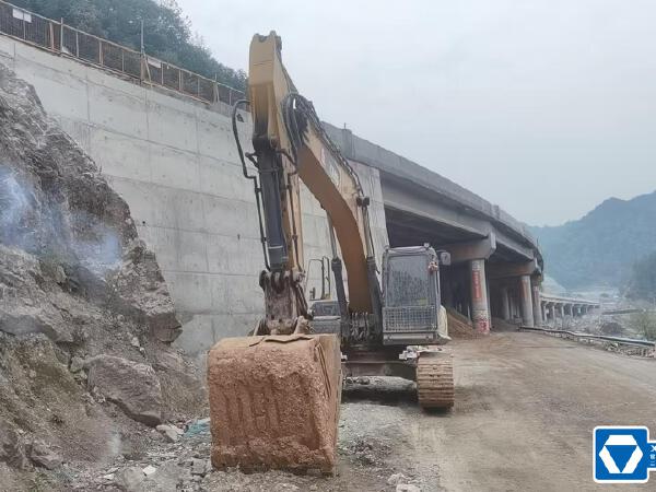 徐工XE270DK履帶式挖掘機