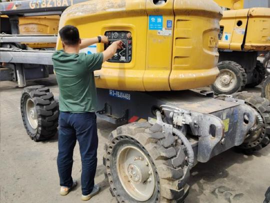 徐工GTBZ18A1曲臂式高空作業(yè)平臺