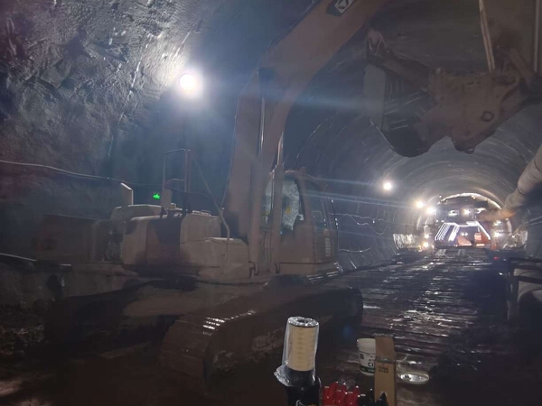 徐工XE270DK履帶式挖掘機(jī)