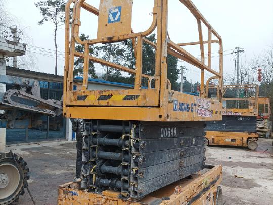 徐工GTJZ1212剪叉式高空作業(yè)平臺(tái)