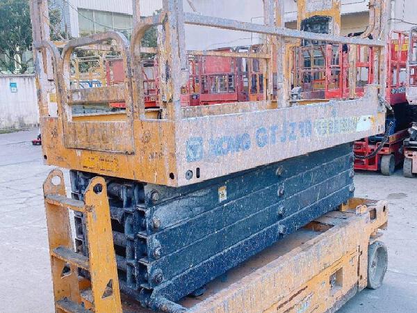 徐工GTJZ1012剪叉式高空作業(yè)平臺(tái)