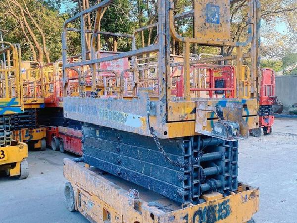 徐工GTJZ1012剪叉式高空作業平臺