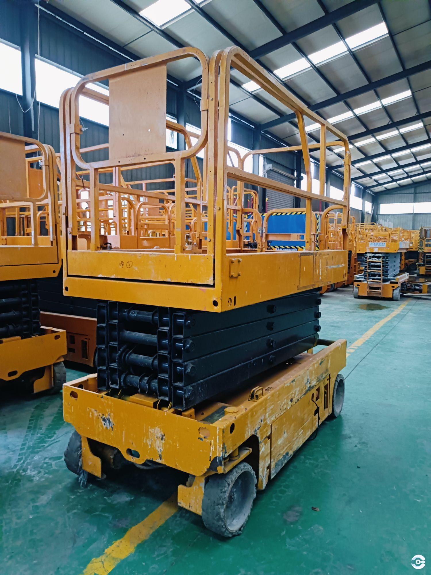 徐工GTJZ1412剪叉式高空作業(yè)平臺(tái)