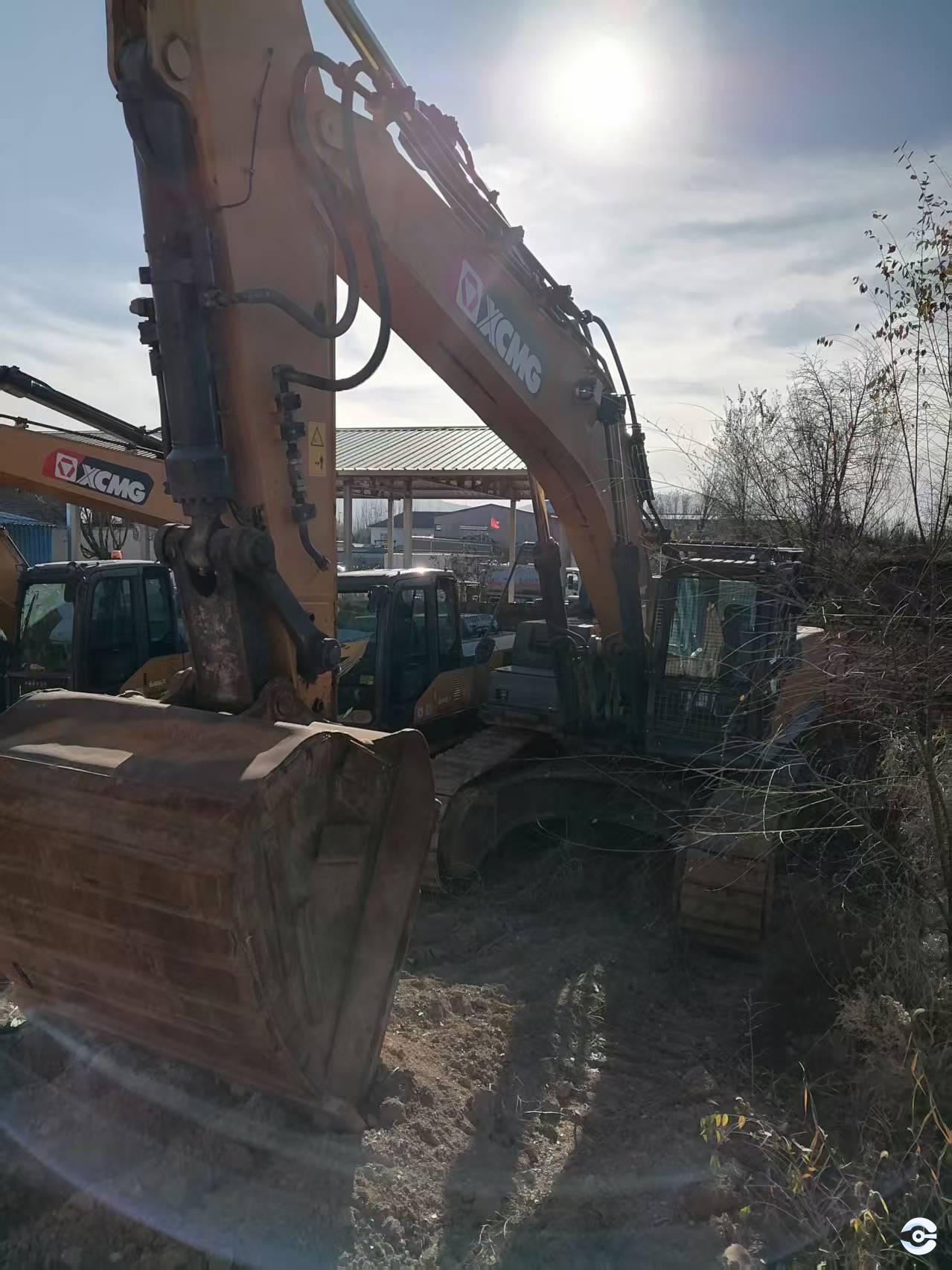 徐工XE470D履帶式挖掘機