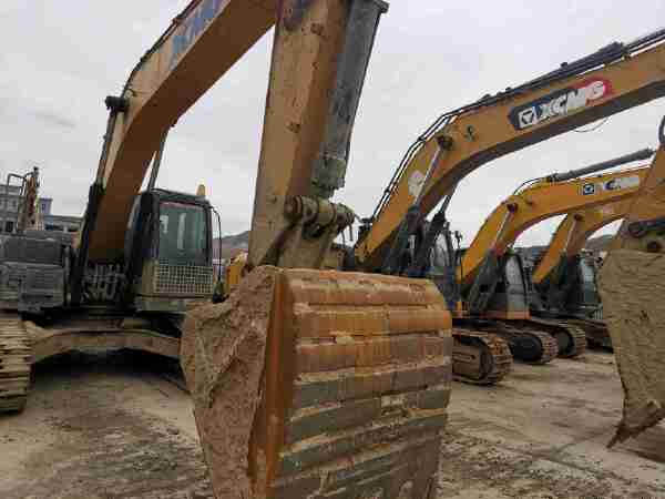 徐工XE270DK履帶式挖掘機