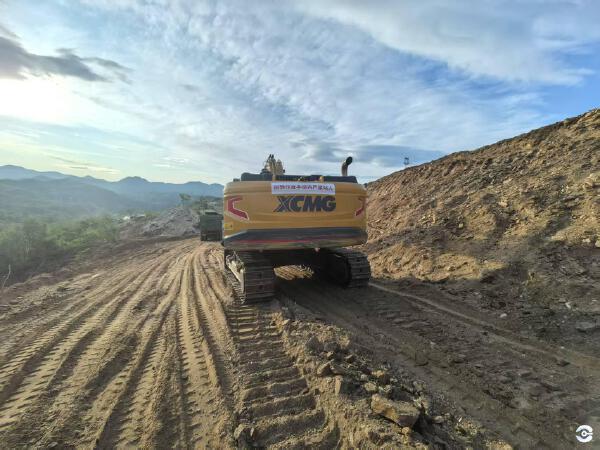 徐工XE380GK履带式挖掘机