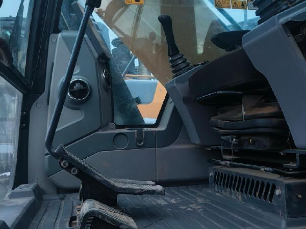 徐工XE205DA履带式挖掘机