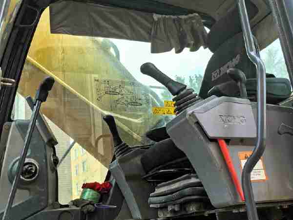 徐工XE370D履带式挖掘机