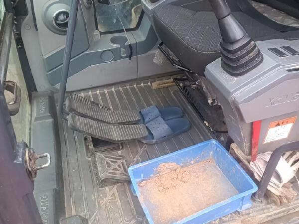 徐工XE200DA履带式挖掘机