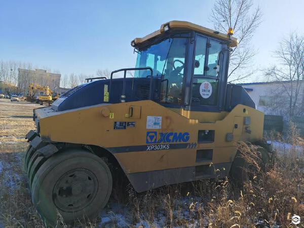 徐工XP303KS輪胎壓路機(jī)(30噸膠輪)