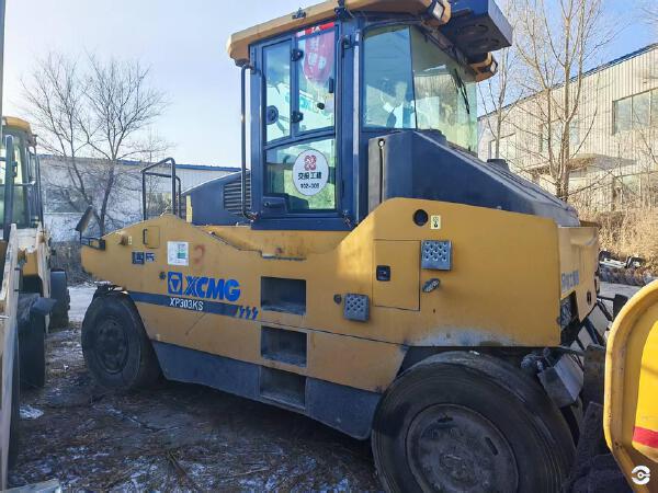 徐工XP303KS輪胎壓路機(jī)(30噸膠輪)