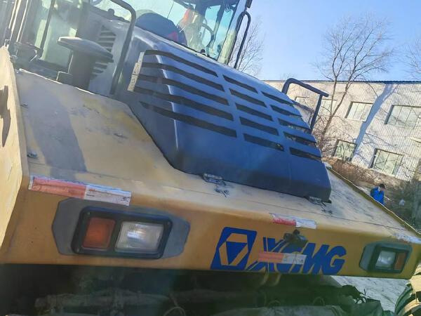 徐工XP303KS輪胎壓路機(jī)(30噸膠輪)