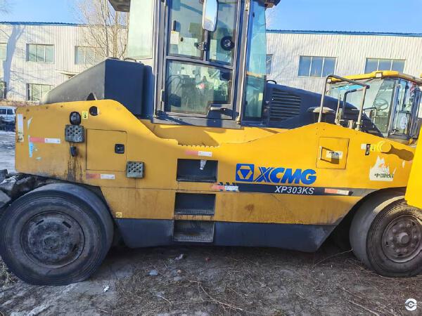 徐工XP303KS輪胎壓路機(jī)(30噸膠輪)