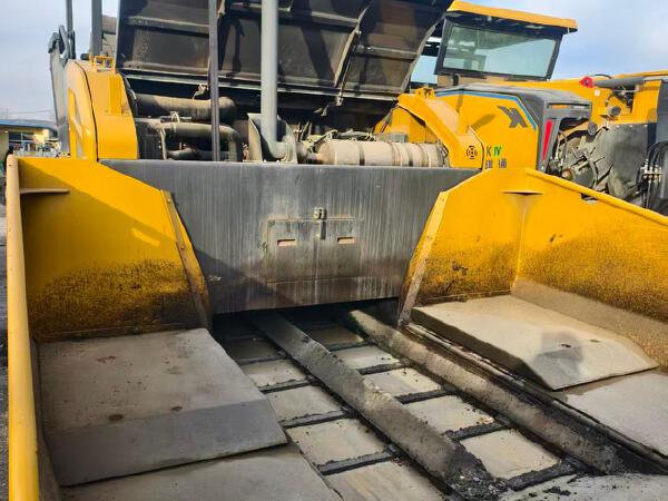 徐工RP905TIV摊铺机