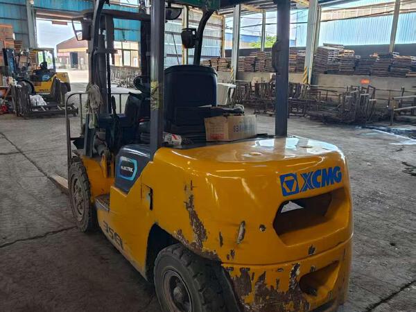 徐工XCB-L35電動(dòng)平衡重叉車3.5噸電動(dòng)叉車