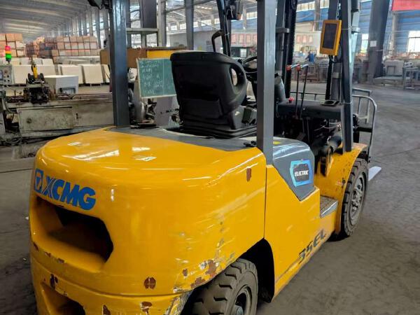 徐工XCB-L35電動平衡重叉車3.5噸電動叉車