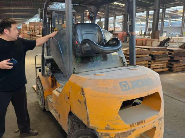 徐工XCB-L30電動(dòng)平衡重叉車(chē)