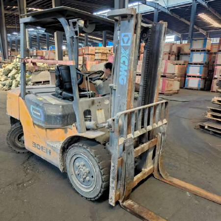 徐工XCB-L30电动平衡重叉车