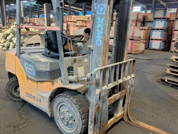 徐工XCB-L30電動(dòng)平衡重叉車(chē)