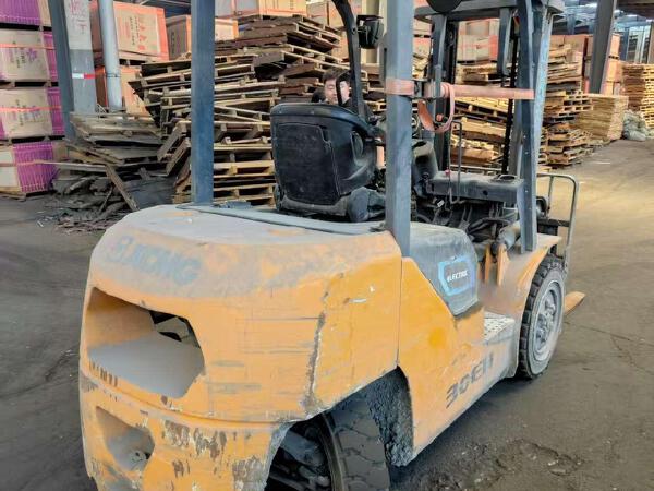 徐工XCB-L30電動平衡重叉車