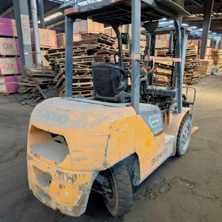 徐工XCB-L30电动平衡重叉车