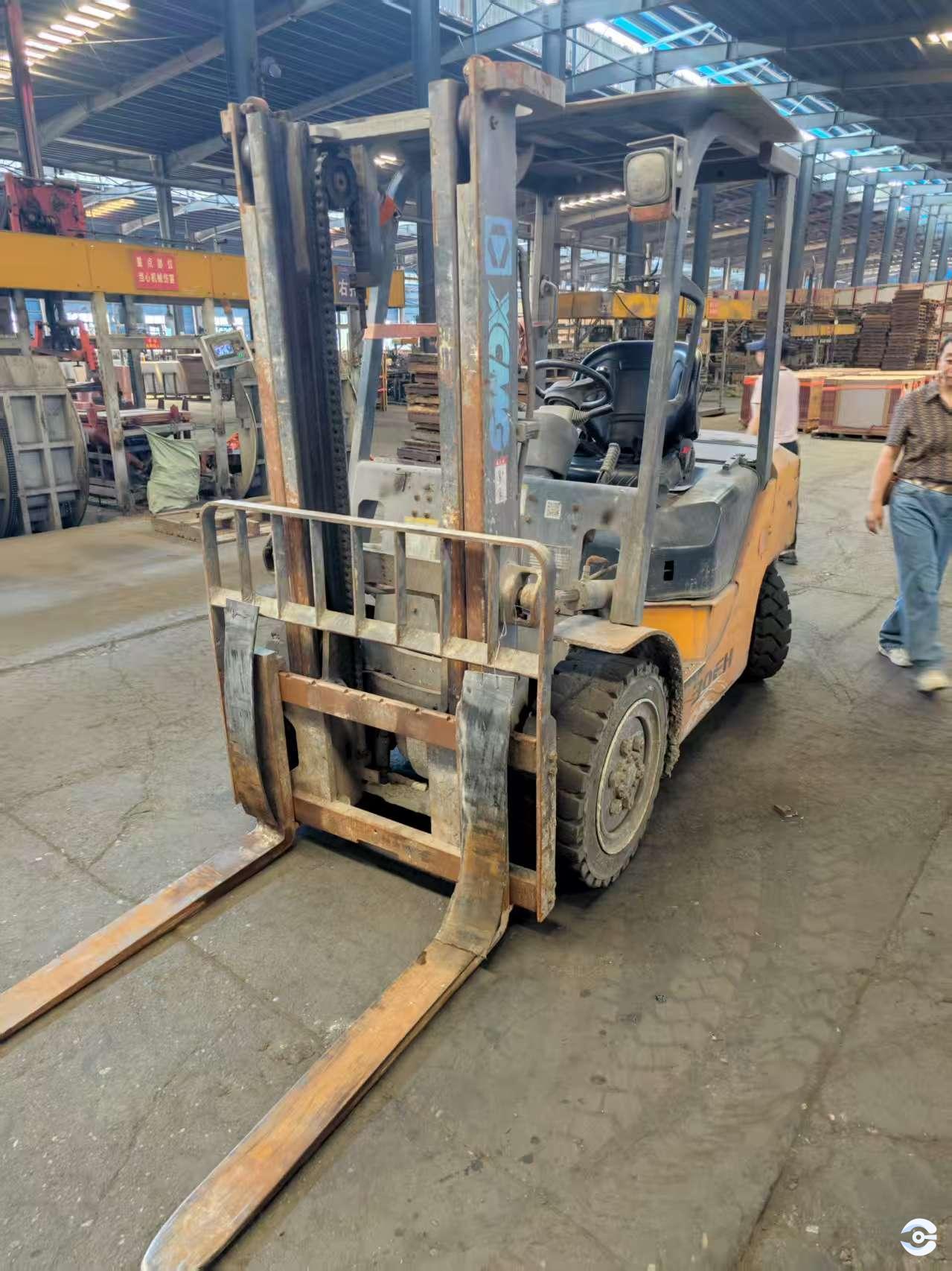 徐工XCB-L30電動(dòng)平衡重叉車(chē)