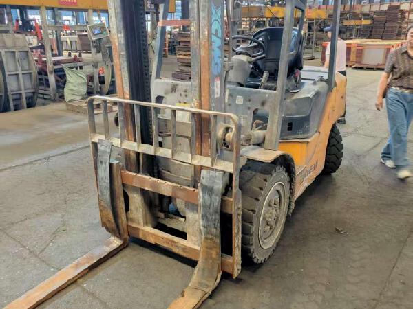 徐工XCB-L30電動(dòng)平衡重叉車(chē)