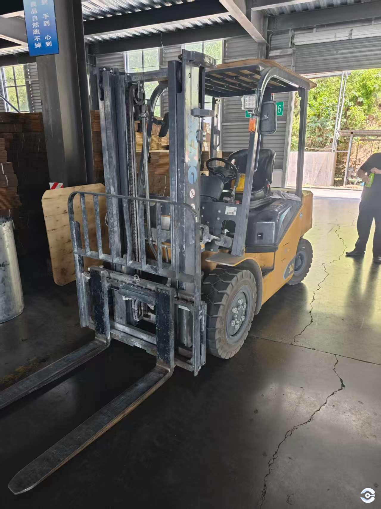 徐工XVB30-EL6-C電動(dòng)平衡重叉車(chē)