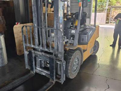 徐工XVB30-EL6-C電動(dòng)平衡重叉車(chē)