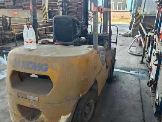 徐工XCB-L30電動平衡重叉車