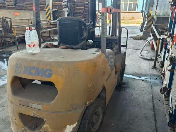 徐工XCB-L30電動平衡重叉車