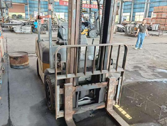 徐工XCB-L30電動平衡重叉車