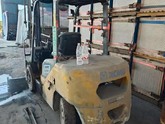 徐工XCB-L30電動平衡重叉車