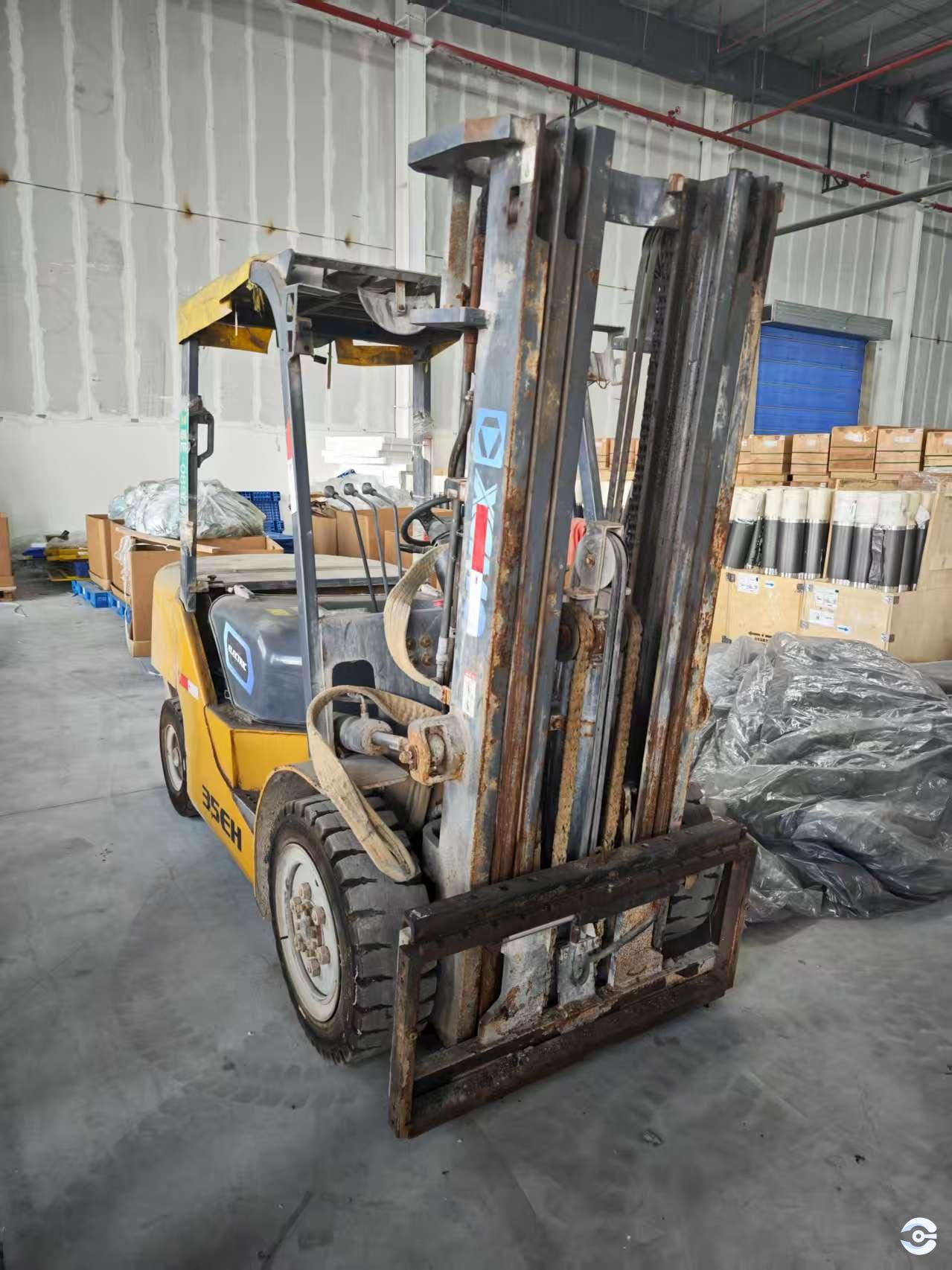 徐工XCB-L30電動(dòng)平衡重叉車(chē)