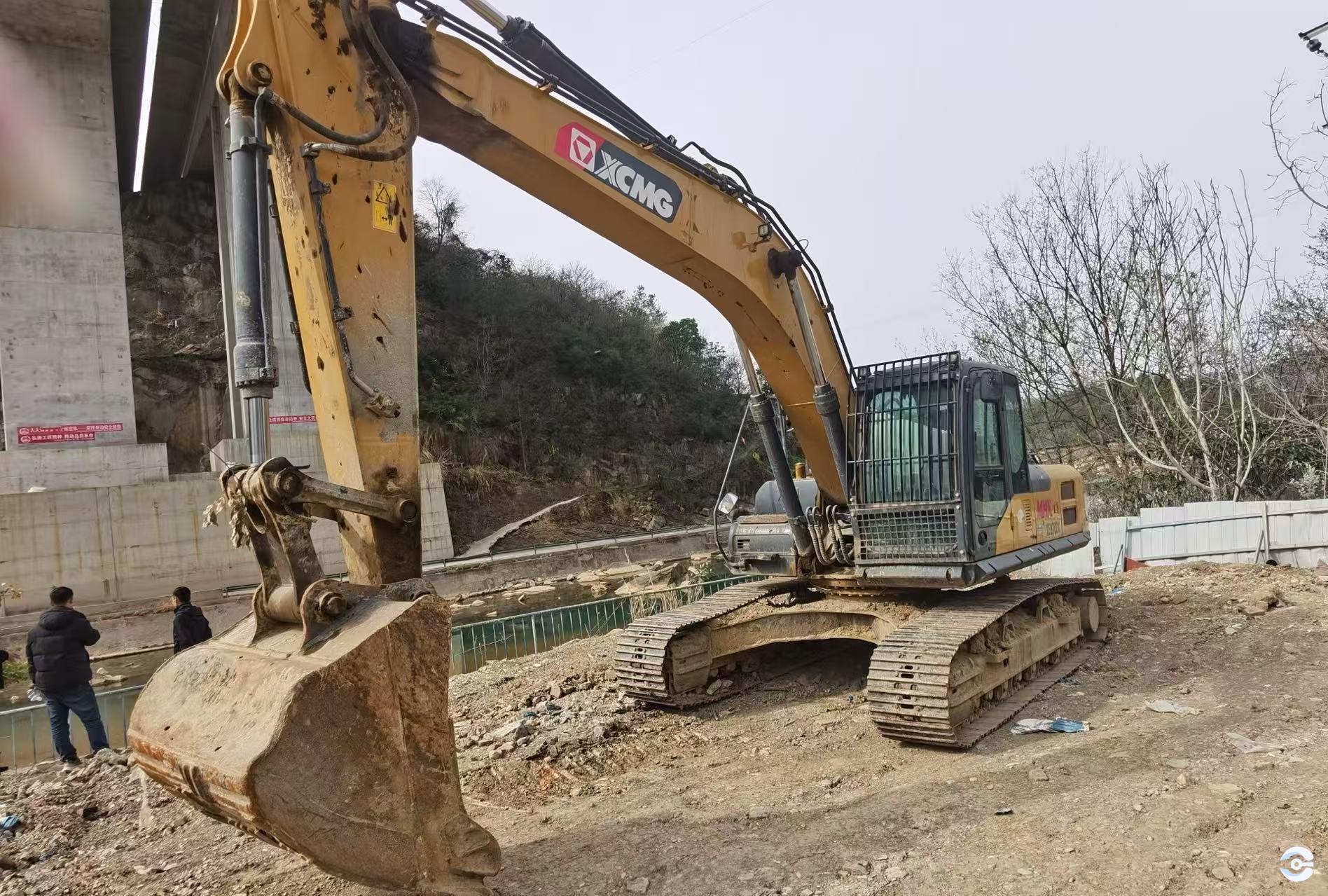 徐工XE270DK履带式挖掘机