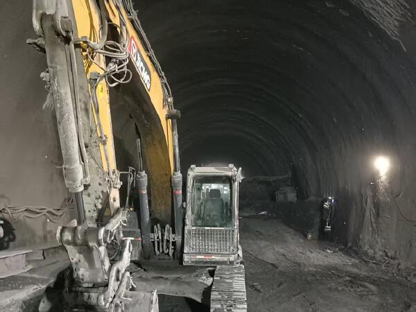 徐工XE245DK履带式挖掘机