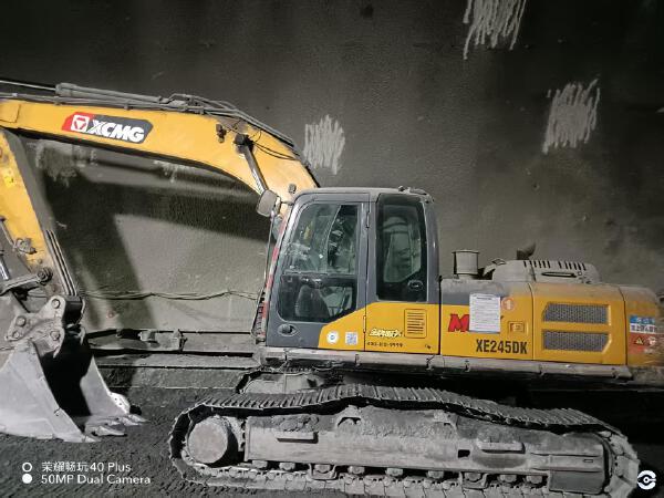 徐工XE245DK履带式挖掘机