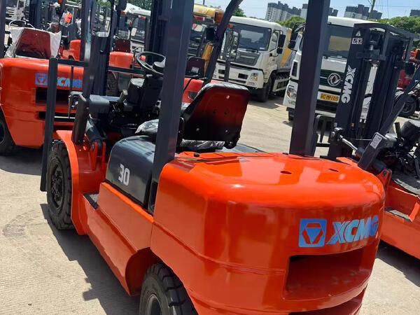 徐工XCB-D30内燃平衡重叉车