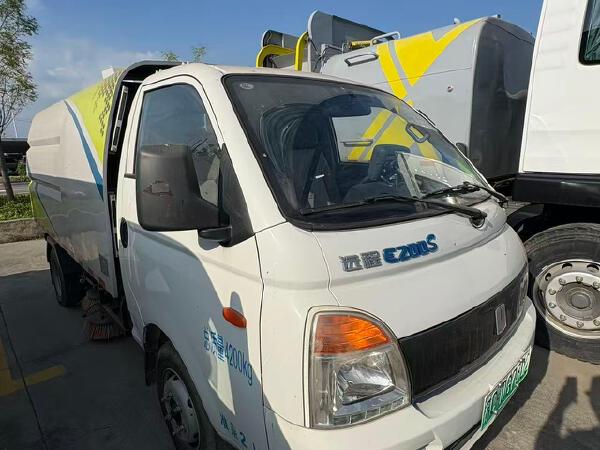 徐工XGH5040TSLYBEV扫路车