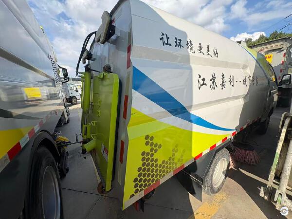 徐工XGH5040TSLYBEV扫路车